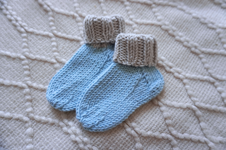 Welcome Home Hat and Sock Set – Hand-Knit Cashmere and Merino Wool Newborn Coming Home Outfit | Sky Blue & Gray