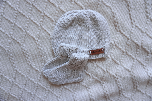 Welcome Home Hat and Sock Set – Hand-Knit Cashmere and Merino Wool Newborn Coming Home Outfit | Light Gray