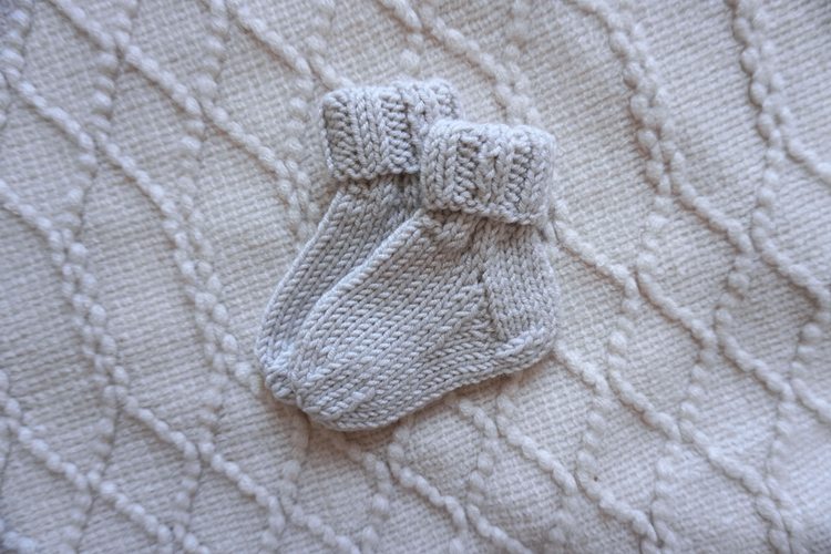 Welcome Home Hat and Sock Set – Hand-Knit Cashmere and Merino Wool Newborn Coming Home Outfit | Light Gray
