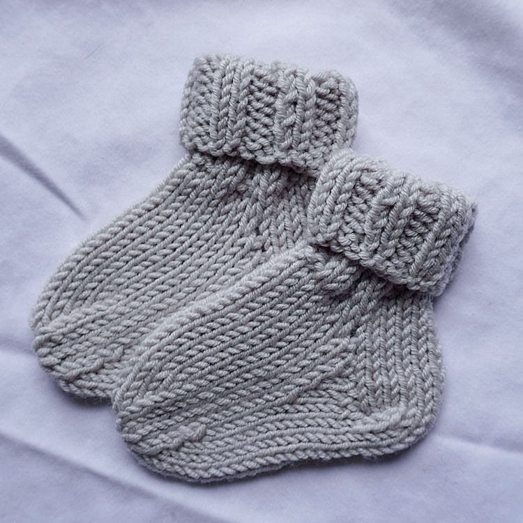 Welcome Home Hat and Sock Set – Hand-Knit Cashmere and Merino Wool Newborn Coming Home Outfit | Light Gray